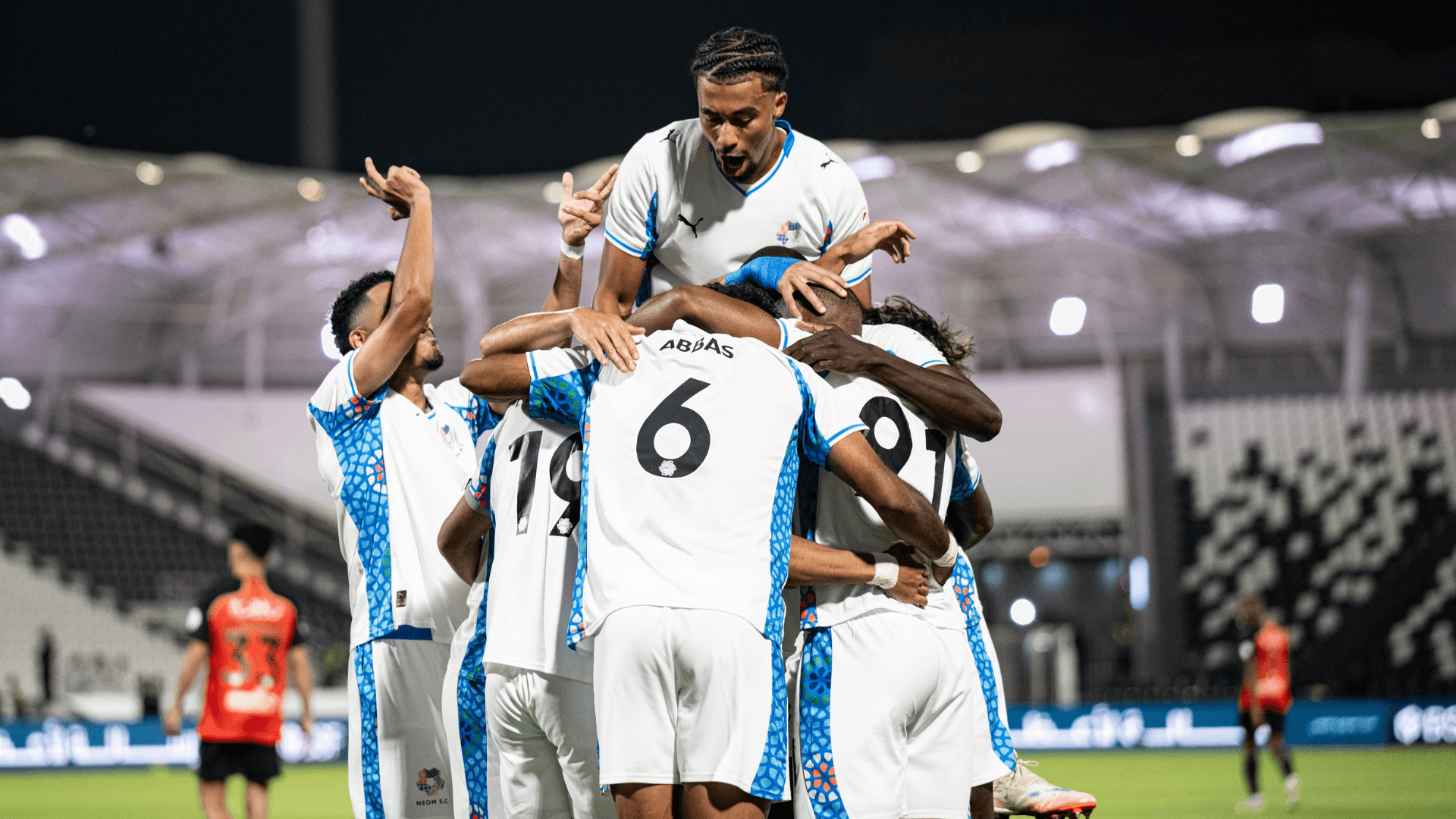 Neom vence Al Riyadh fora de casa e sobe para o 3º lugar na Liga Saudita; veja os gols
