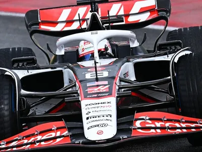 Cinco anos após acidente, Romain Grosjean se emociona ao pilotar novamente um carro de F1