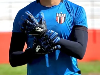 Goleiro do Botafogo-SP garante renda extra vendendo luvas de marca própria no futebol