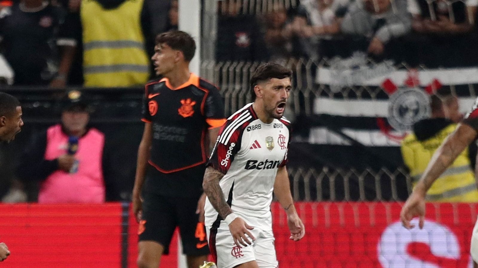 Flamengo vence o Corinthians de virada e dispara na liderança do Brasileirão