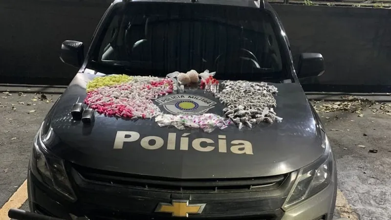 Cão da Polícia Militar encontra mochila com drogas em área de mata de São José