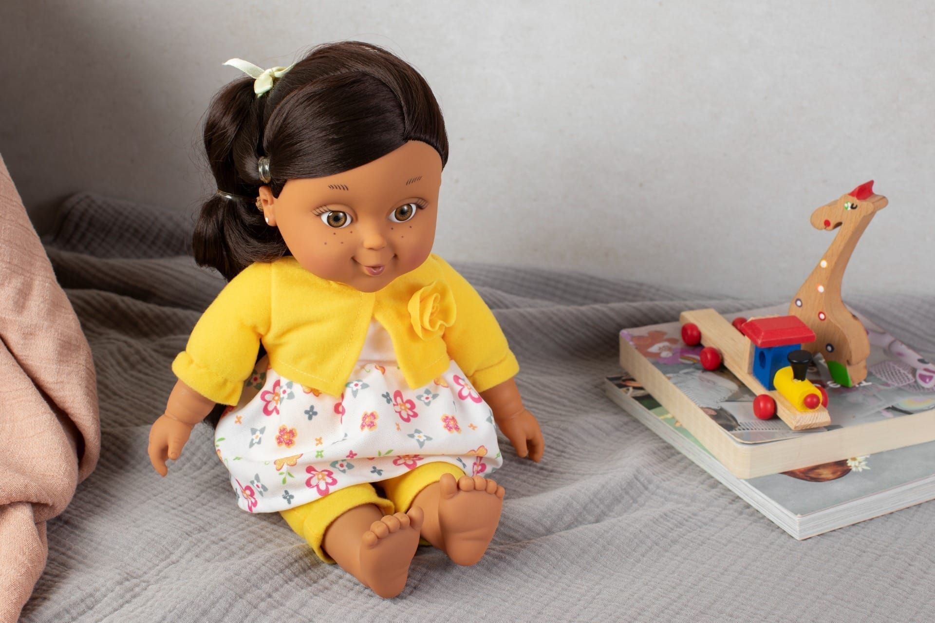 Os clássicos boneca e carrinho estimulam a criatividade, despertando a imaginação das crianças. / Foto: Freepik