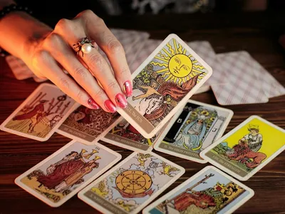 Carta do Tarot de outubro de 2025 é O Sol: descubra o que esperar