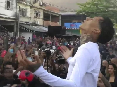 Rapper Oruam coloca tornozeleira eletrônica após deixar presídio