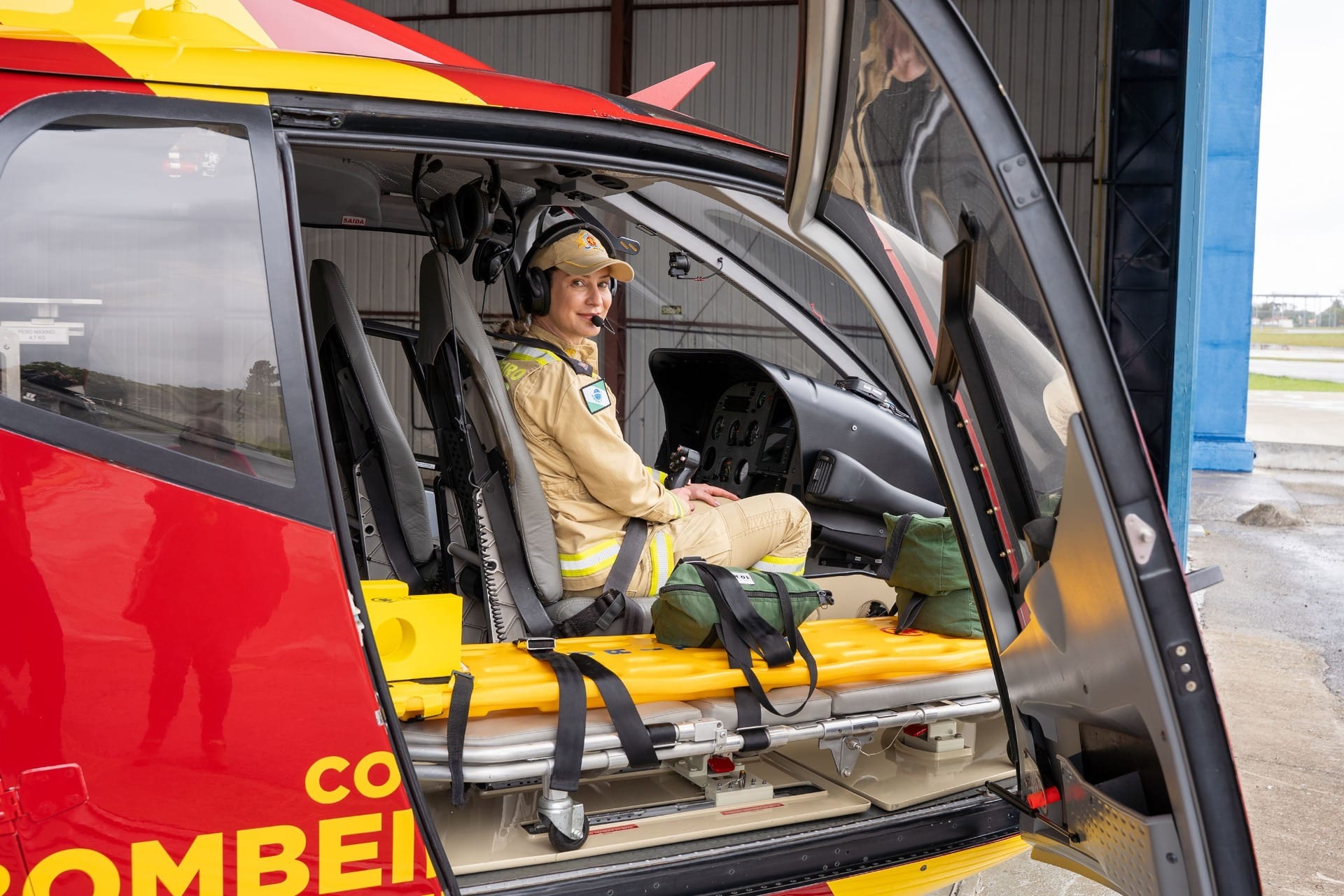 Capitã Keyla é a 1ª mulher piloto de helicóptero dos Bombeiros