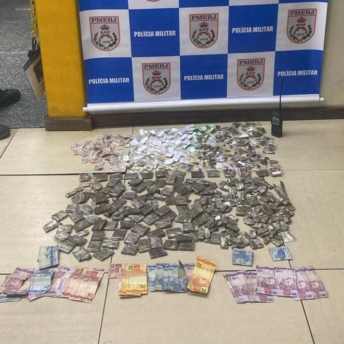 Polícia prende foragido e dois homens em operação na Engenhoca, em Niterói