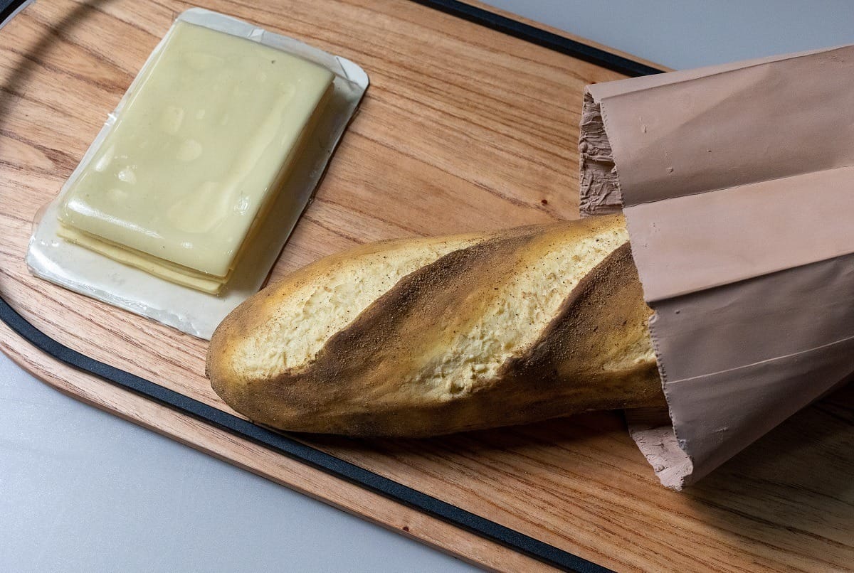 Bolo com creme de baunilha, yuzu, chocolate branco e macadâmia | Band Receitas