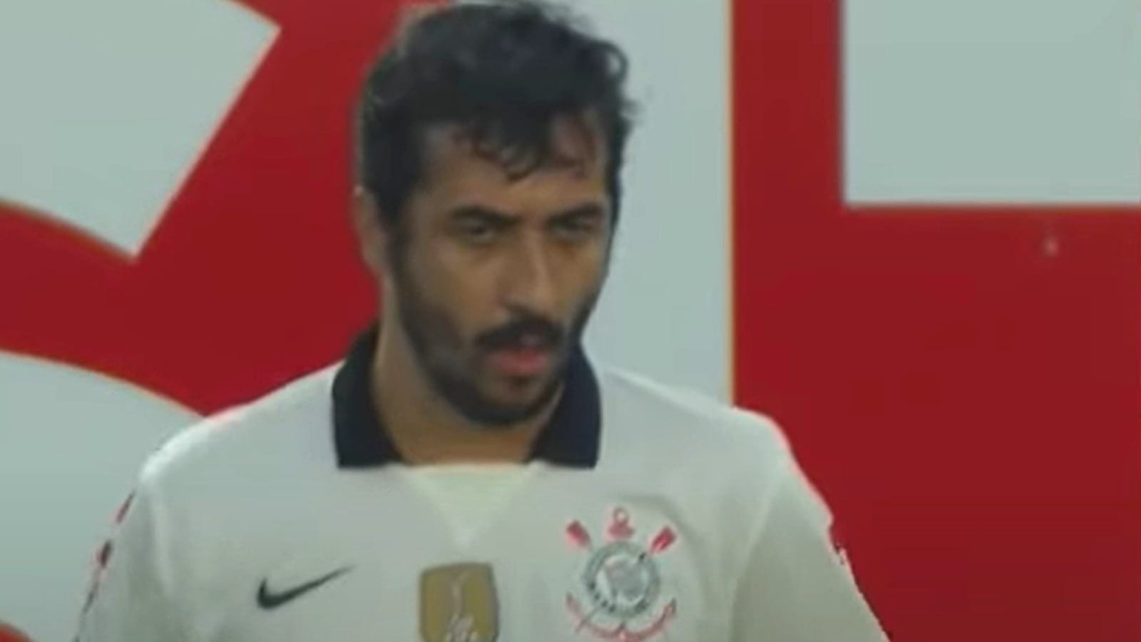 Ex-jogador Douglas deve R$ 137 mil de pensão e é considerado foragido