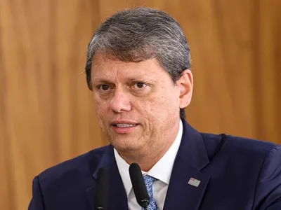 Tarcísio rebate críticas e diz “tenha vergonha, Haddad” após acusação de articular queda da MP