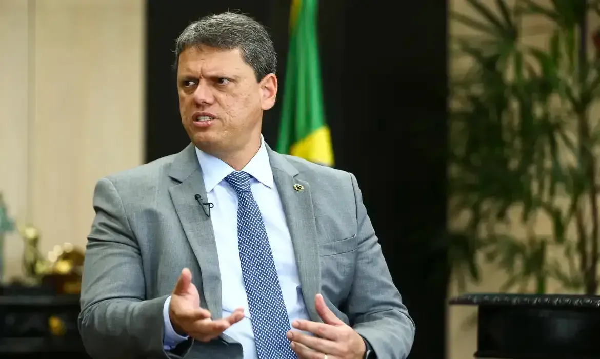 Tarcísio diz que PCC não tem ligação de intoxicação por Metanol; PF diverge