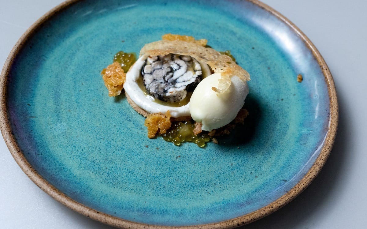 Tarte de chocolate branco com gel de umbu, sorbet de umbu e esferas de gengibre | Band Receitas