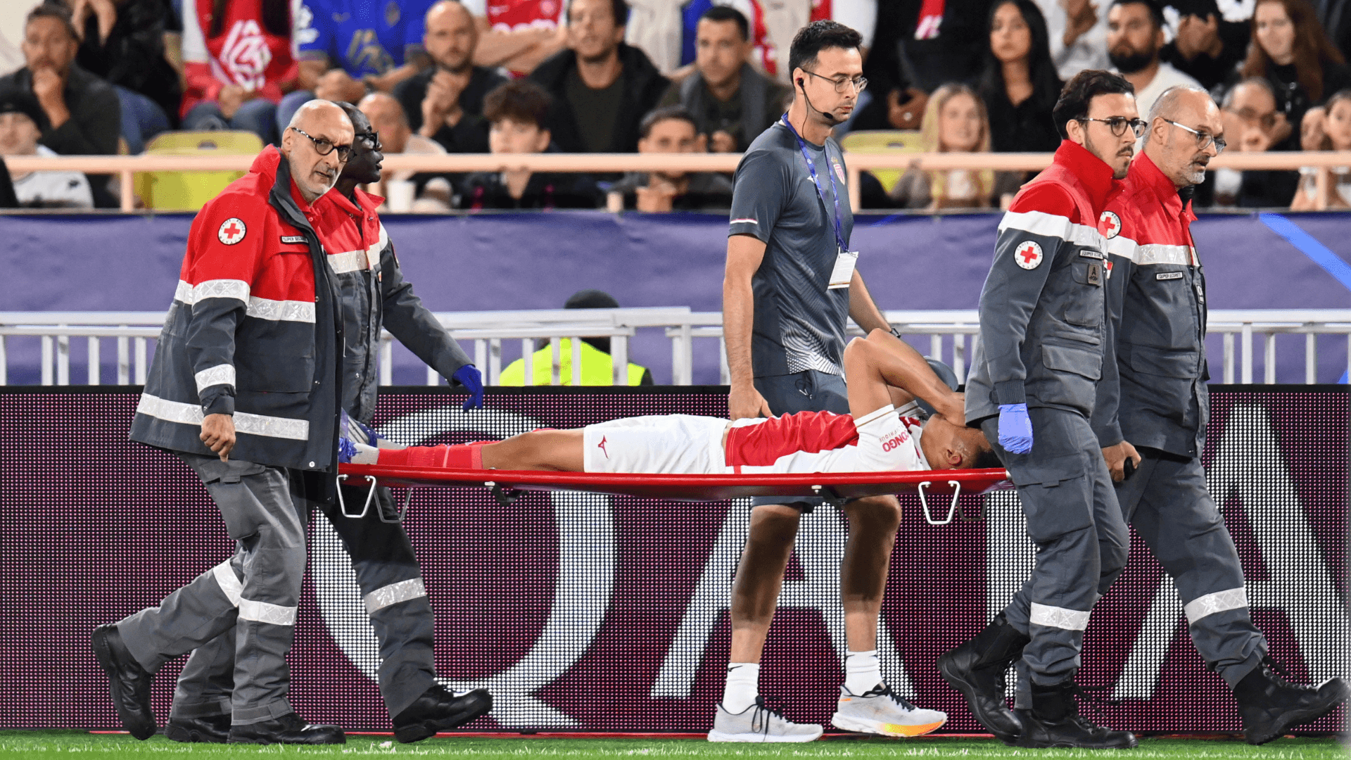 Convocado para a Seleção, Vanderson é retirado de maca na Champions League