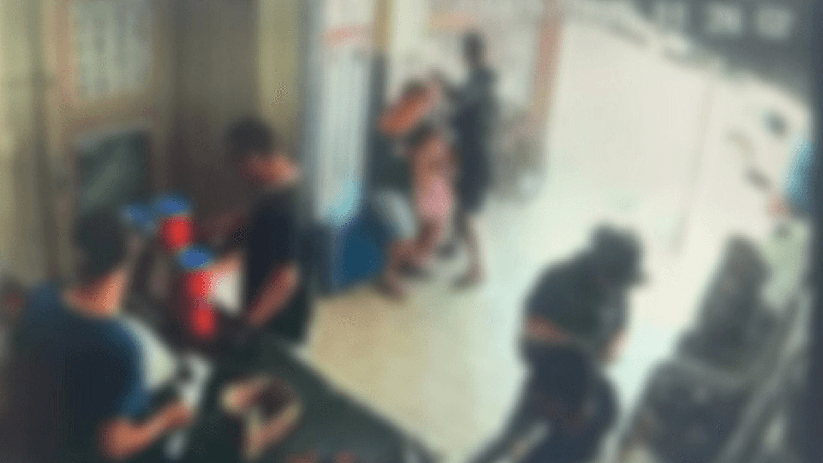Vídeo: PM é baleado com filha no colo durante assalto no RJ