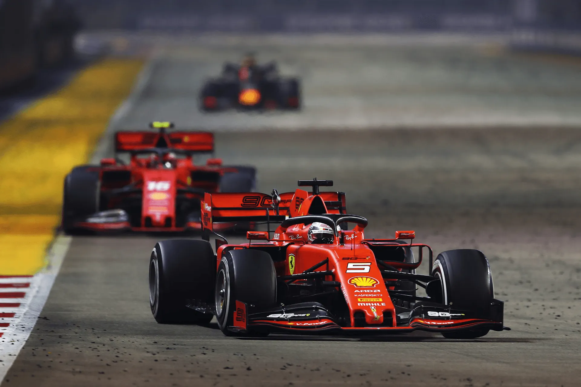 Vettel era seguido por Leclerc após a parada nos boxes