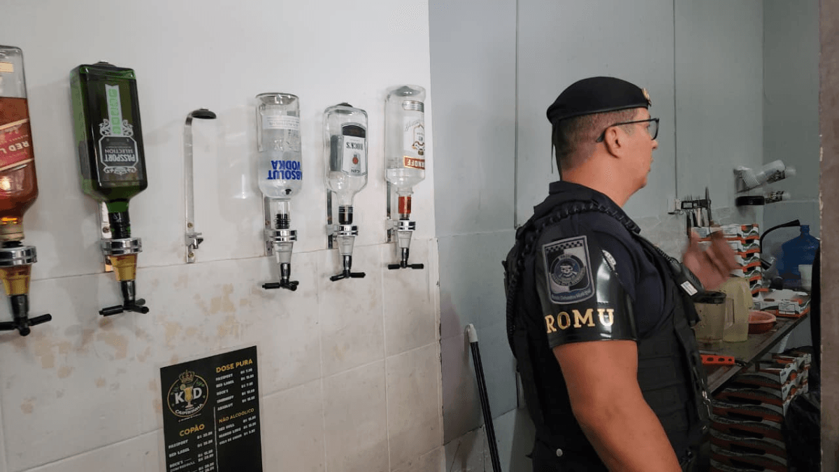Guarda apreende 17 garrafas sem nota fiscal em loja de bebidas de Limeira