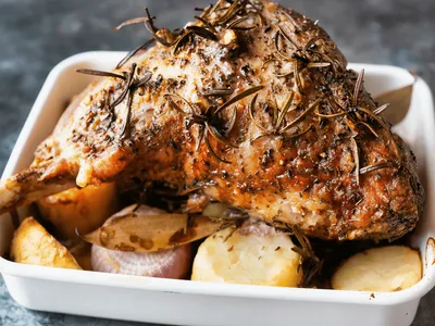 Pernil de cordeiro pode ser a opção perfeita para um banquete em casa