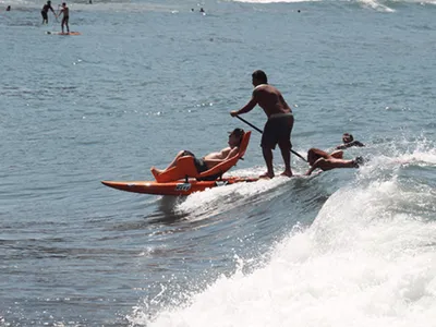 Legado de Taiu Bueno inspira projeto social e segue vivo no surf adaptado