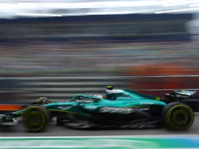 Alonso lidera treino livre 1 para o GP de Singapura; Bortoleto é 17º
