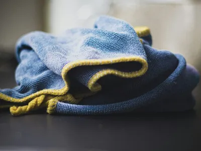 É correto usar pano de prato? Enxugar ou deixar escorrer: descubra o melhor