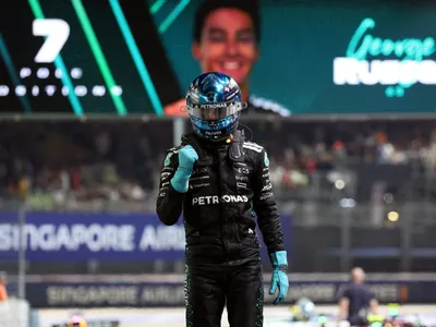 Russell bate Verstappen e conquista a pole para o GP de Singapura; Bortoleto é 14º