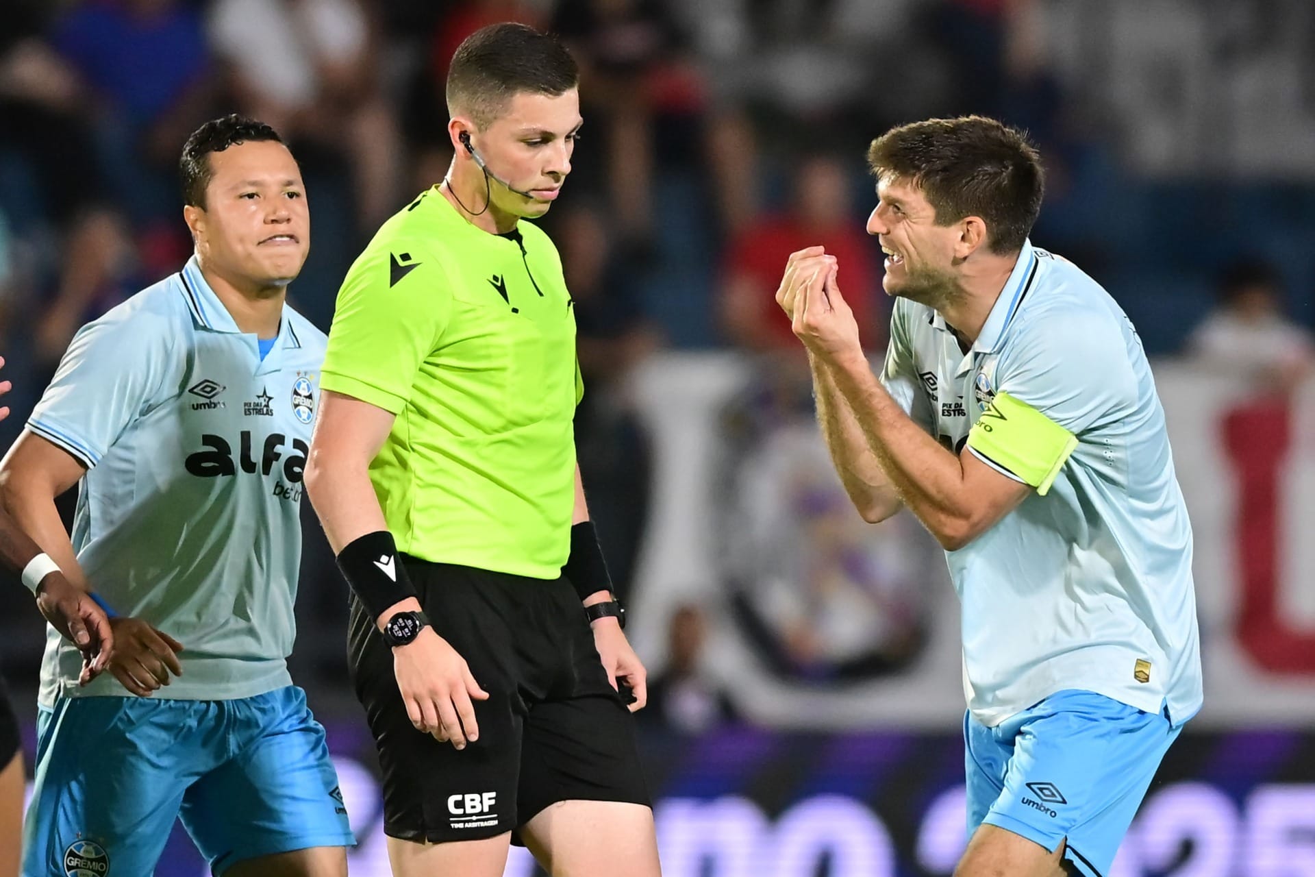 Grêmio detona arbitragem após expulsão de Kannemann contra o Bragantino