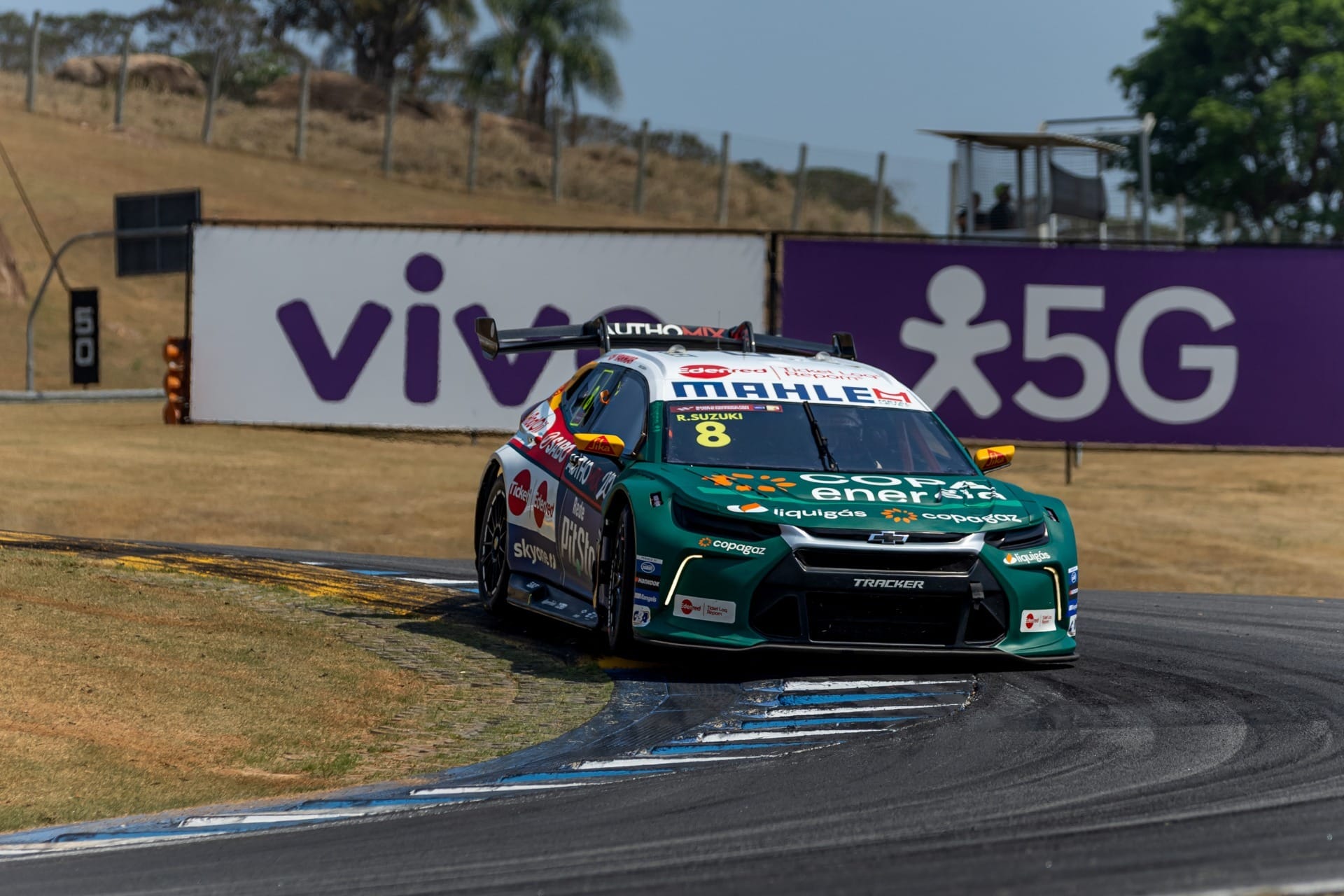 Rafael Suzuki segura Casagrande e vence Etapa de Velocitta da Stock Car