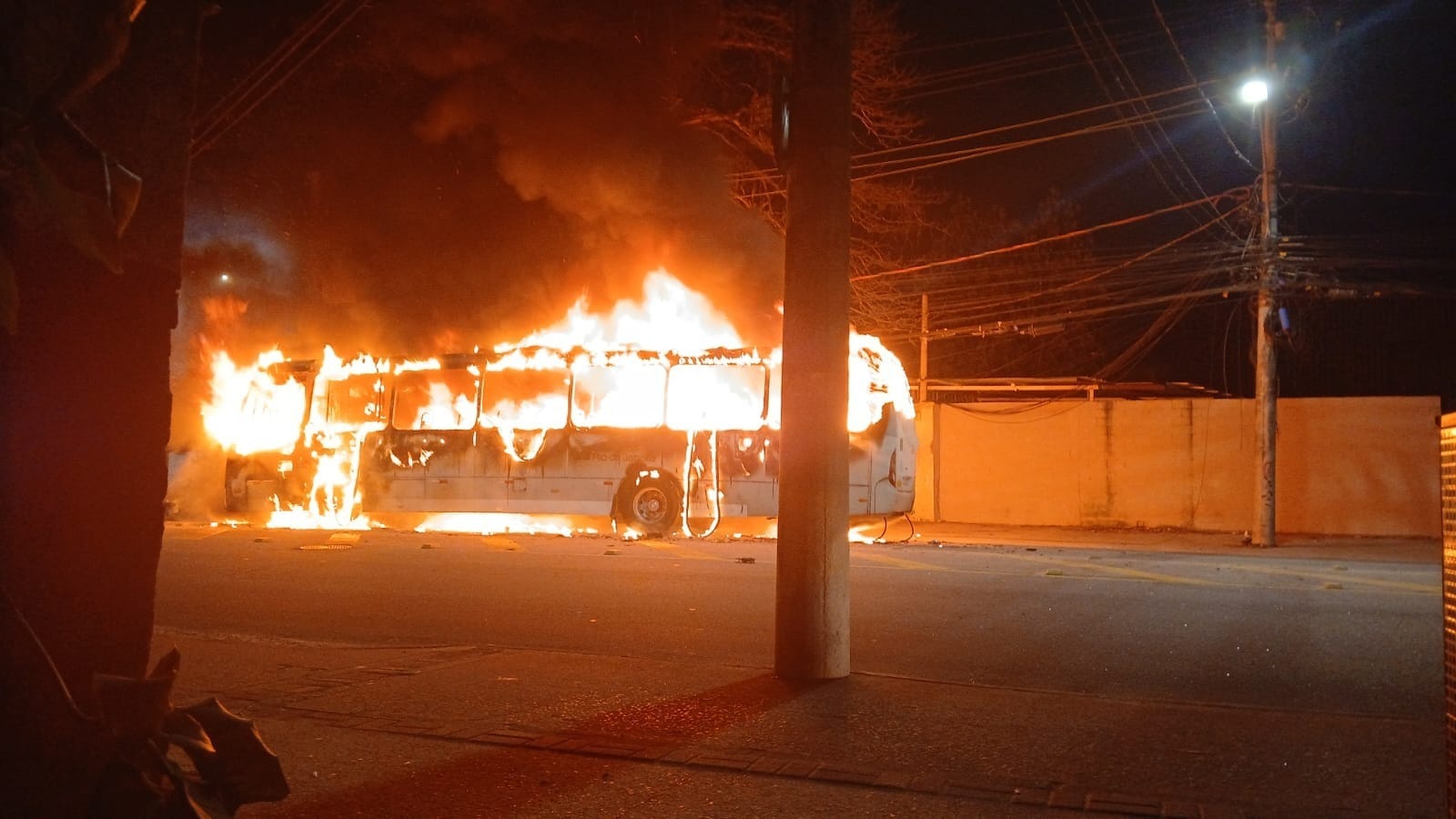 Policiamento é reforçado após incêndio de dois ônibus em Vargem Grande