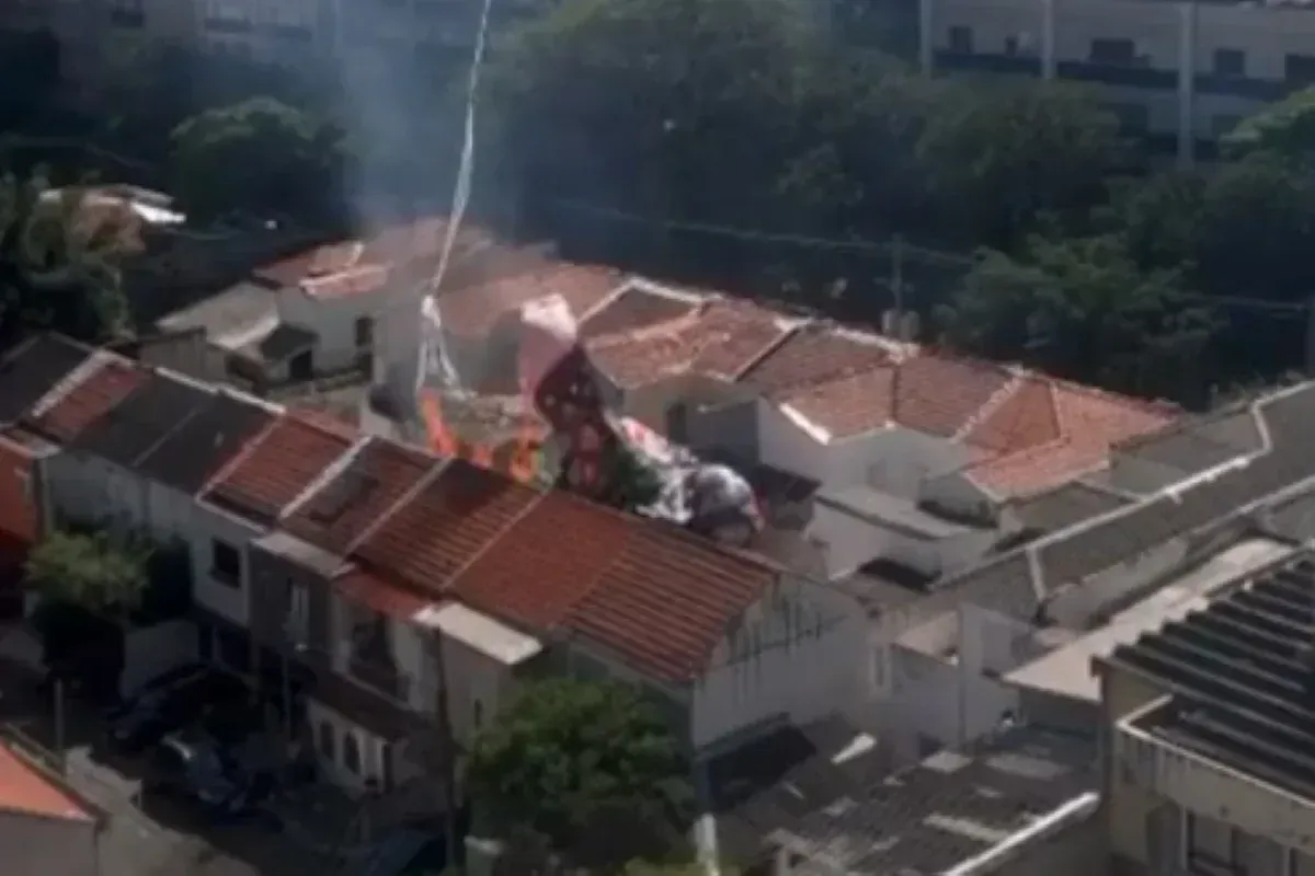 Balão causa incêndio em casas na Vila Mariana