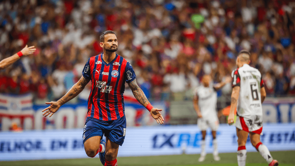Com dois a mais, Bahia vence o Flamengo e encosta no G4 do Brasileirão
