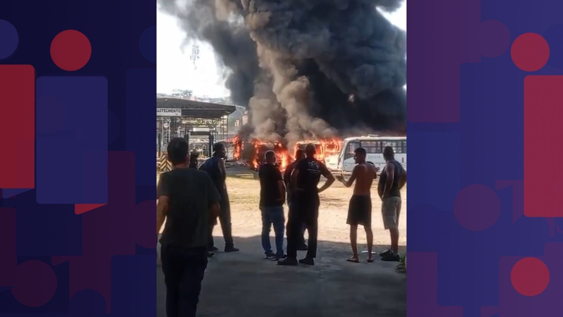 Bombeiros combatem incêndio em antiga garagem de ônibus na Pavuna