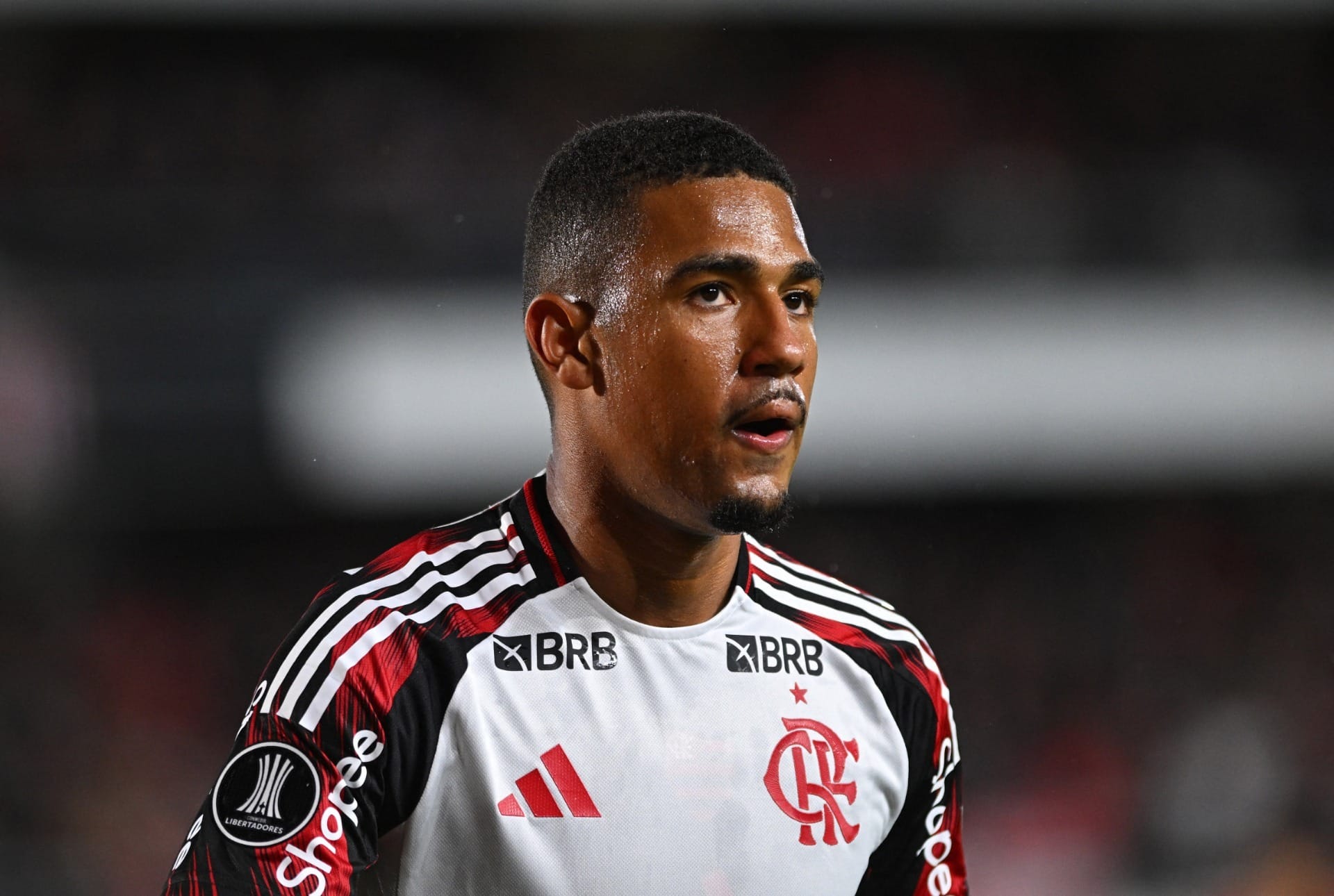 Torcida do Flamengo picha muro e critica Samuel Lino: "Peladeiro"