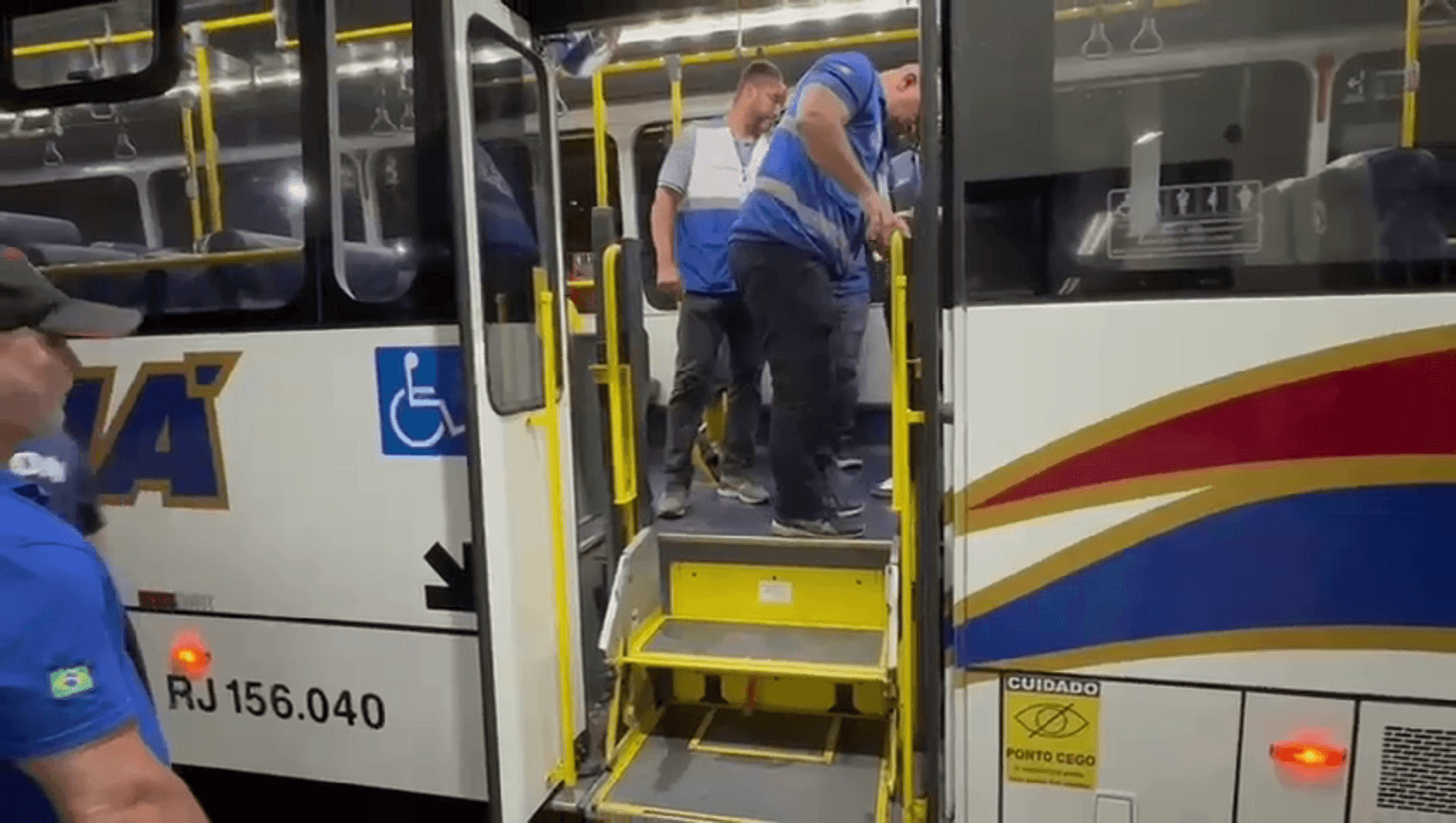 Doze ônibus são interditados em operação que fiscaliza condições de transporte em Nova Iguaçu