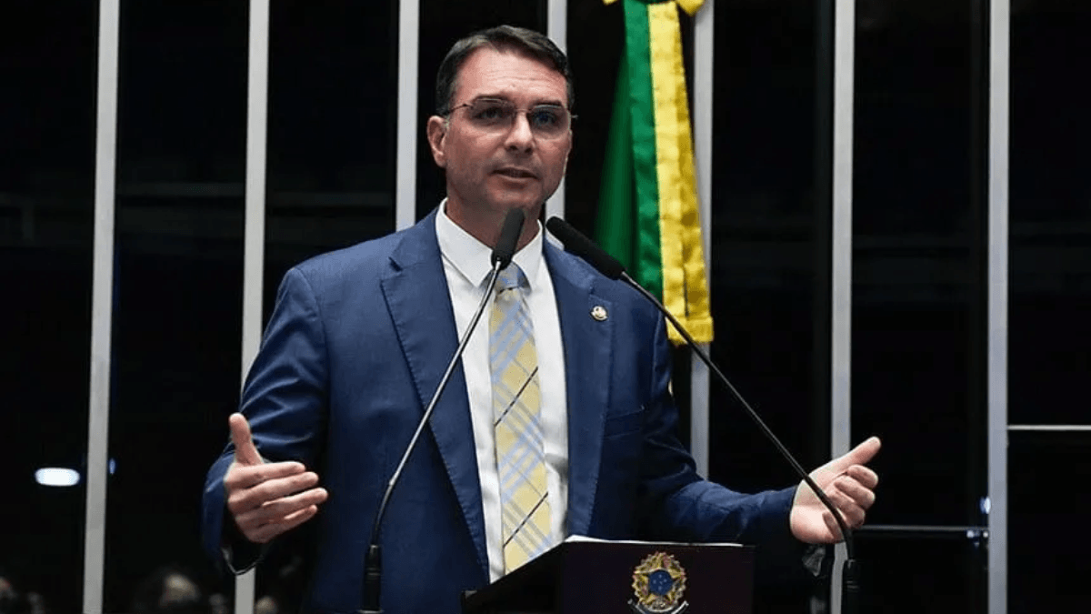 Em ato, Flávio Bolsonaro evoca o pai e promete: "Não vamos baixar a cabeça"