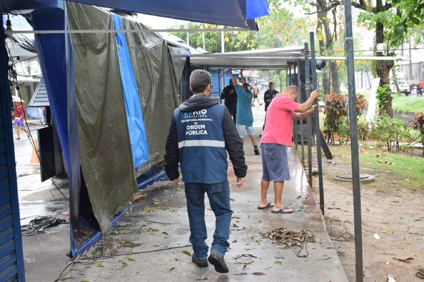 Prefeitura realiza operação para demolir quiosques irregulares na Gardênia Azul