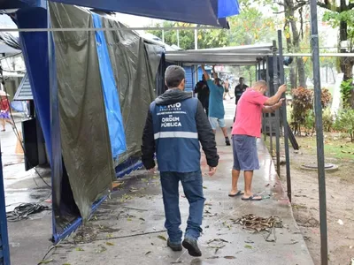 Prefeitura realiza operação para demolir quiosques irregulares na Gardênia Azul
