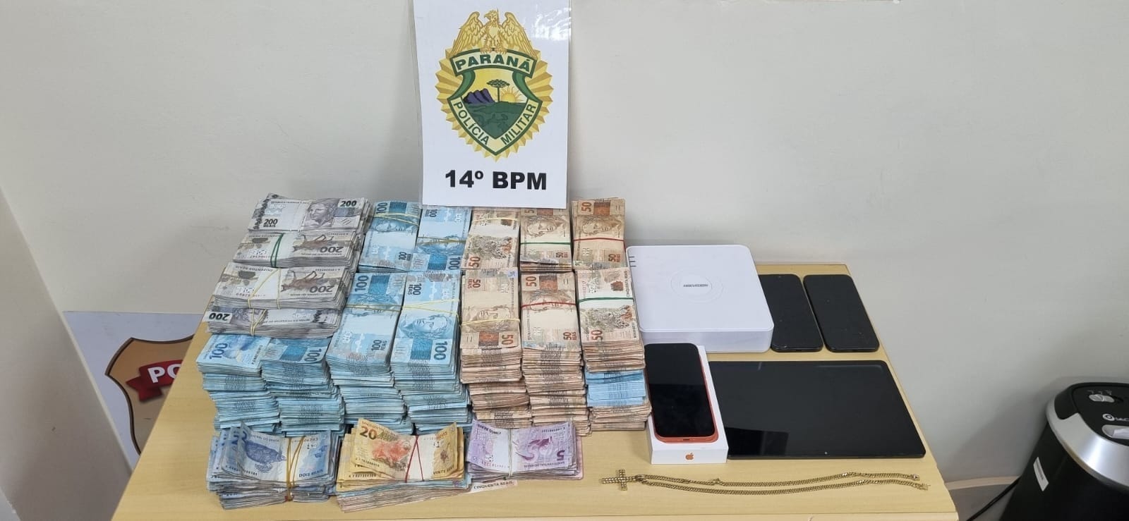 PM encontra mais de R$ 1,2 milhão em casa após denúncia de roubo no PR