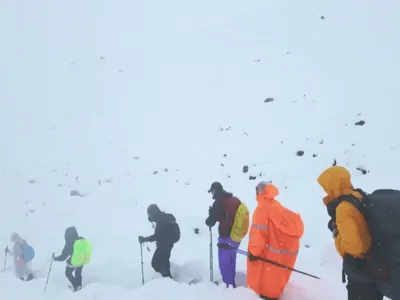 Vídeo: alpinistas presos em nevasca no Everest são resgatados