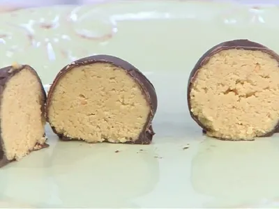 Versão caseira de famoso bombom é feita com quatro ingredientes; veja passo a passo
