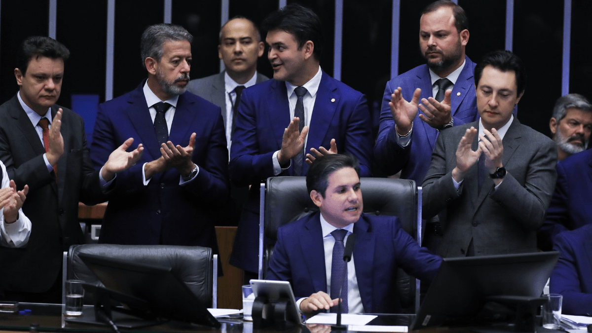 Câmara adia MP alternativa a aumento do IOF e impõe derrota ao governo