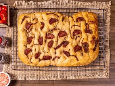 Focaccia de calabresa é pão macio italiano com toque brasileiro; saiba fazer