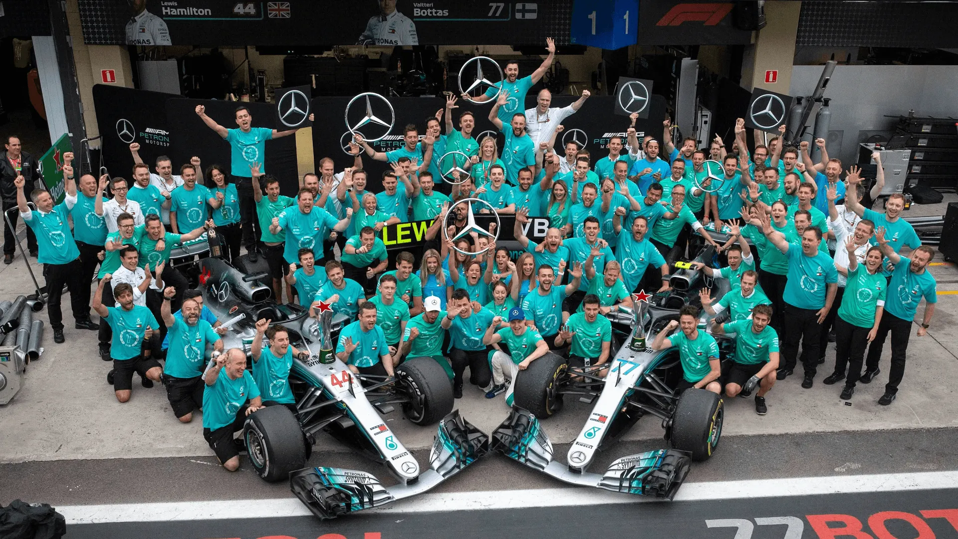 Mercedes comemora o quinto título de construtores no GP de Interlagos de 2018, com Lewis Hamilton e Valtteri Bottas como pilotos