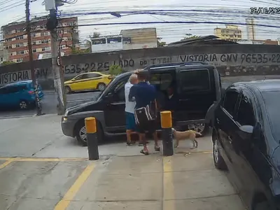 Criminoso assalta motorista no Méier enquanto segura cachorro vira-lata caramelo