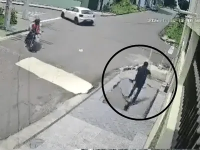 Vídeo: calçada desaba e 'engole' pedestre em Manaus (AM)