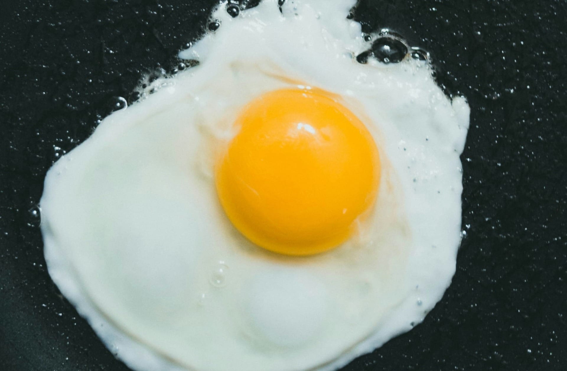 Por que a clara do ovo transparente fica branca após cozimento e fritura?