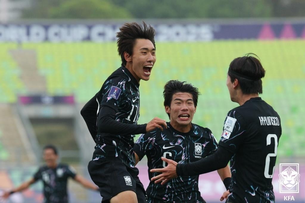 Jogadores da Coreia do Sul com a camisa respeitando o alfabeto romano. (Divulgação: KFA)
