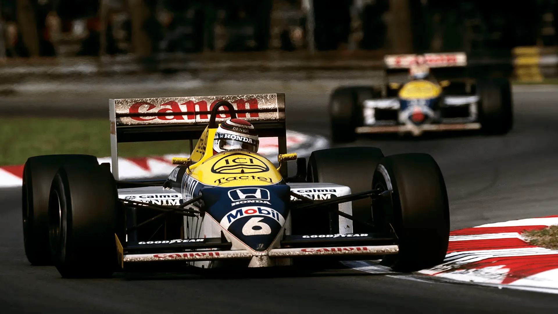Piquet e Mansell (atrás), com seu característico “número cinco vermelho”, travaram uma batalha ao longo de toda a temporada