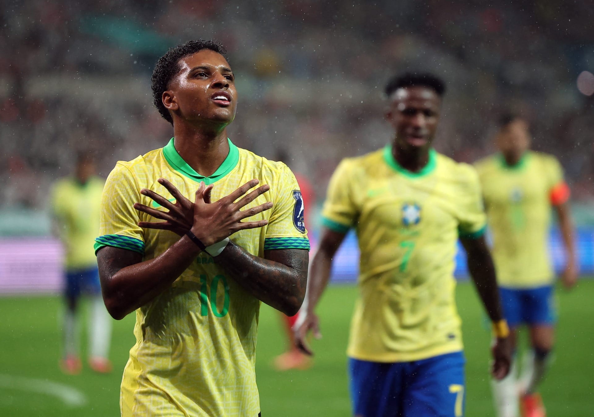 Rodrygo e Vinicius Júnior (ao fundo) comemoram gol da Seleção (Foto: REUTERS/Kim Hong-Ji)