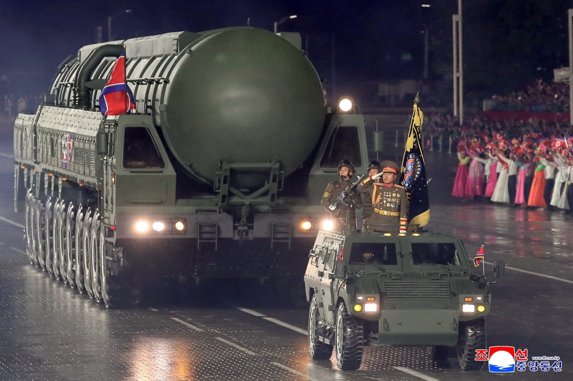Coreia do Norte exibe novo míssil intercontinental em desfile militar