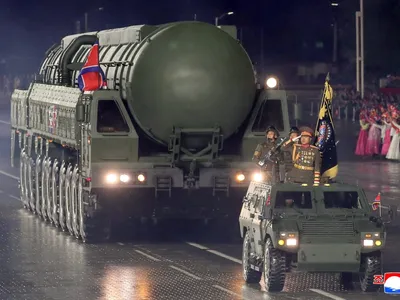 Coreia do Norte exibe novo míssil intercontinental em desfile militar