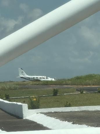 Grupo armado invade aeroporto, sequestra piloto e entra em avião de empresa 1